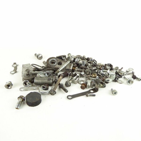 Suzuki GN 250 NJ42A Schrauben Kleinteile Fahrzeug / screws small parts frame