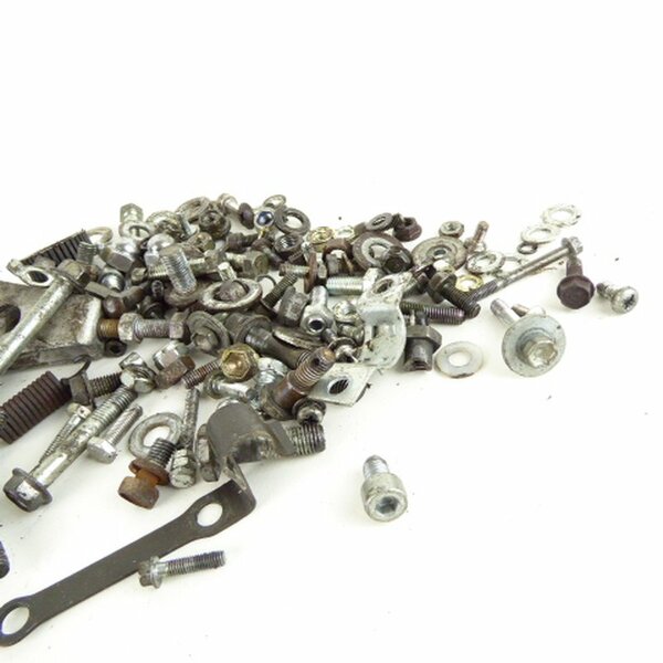 Suzuki GN 250 NJ42A Schrauben Kleinteile Fahrzeug / screws small parts frame